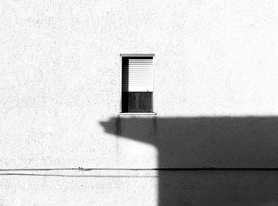 Una finestra appoggiata su di un'ombra